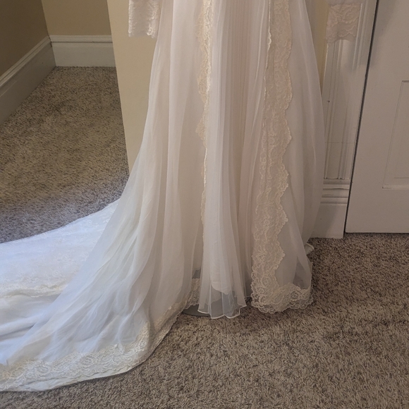 Vintage 70's cream wedding dress with pretty lace detail and long train size 0 - Picture 7 of 8